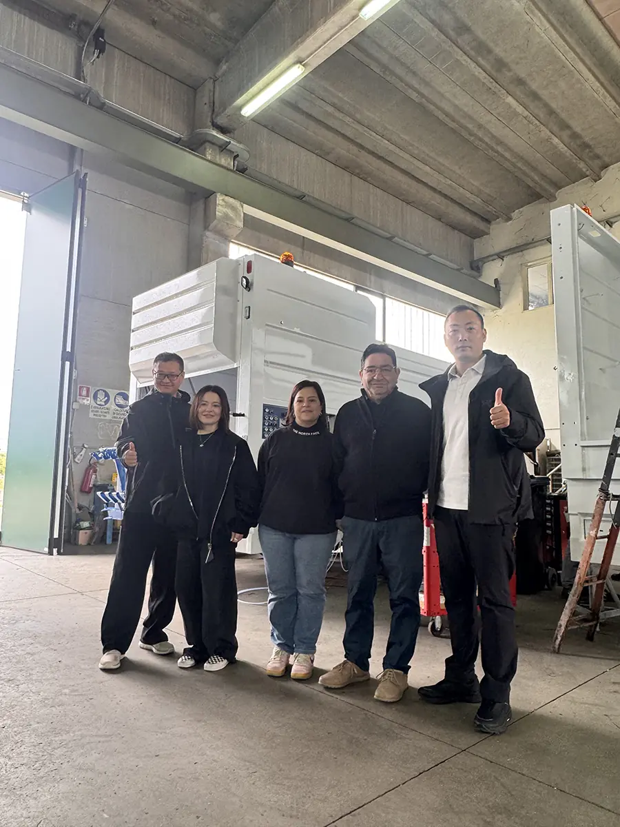 SHIWOSI team at an industry trade show