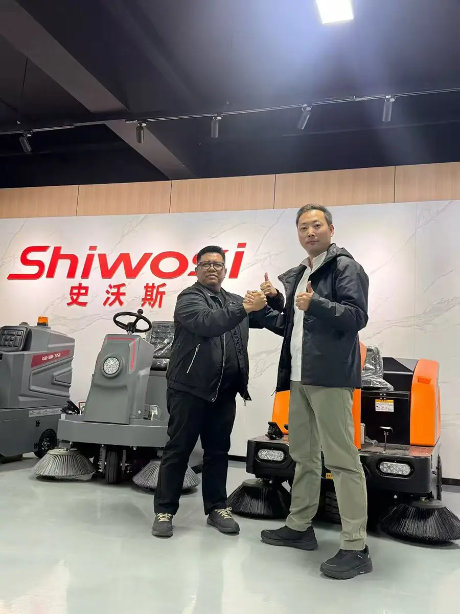 SHIWOSI team at an industry trade show