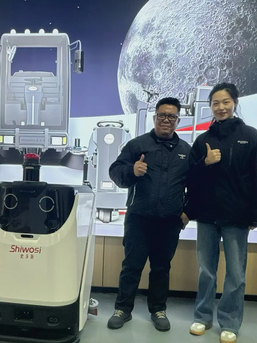 SHIWOSI team at an industry trade show