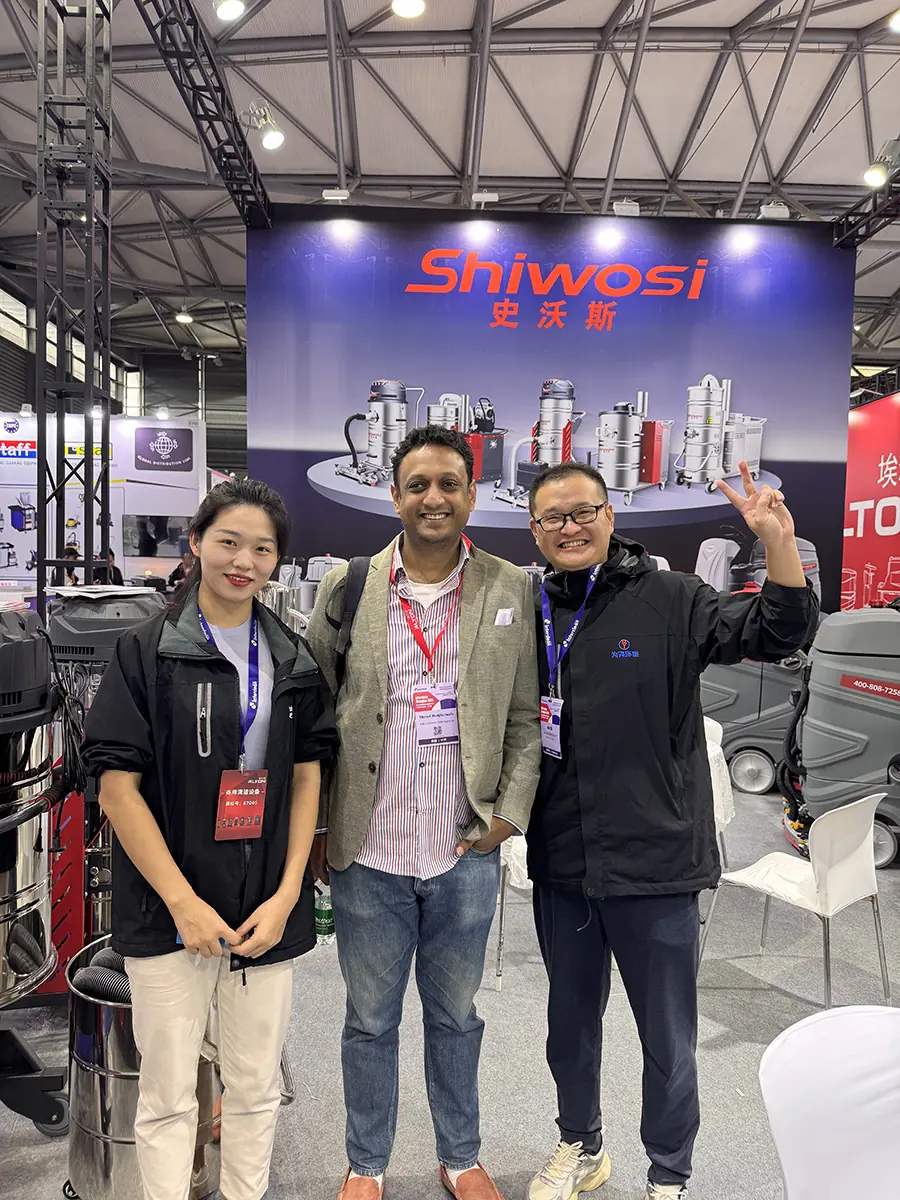 SHIWOSI team at an industry trade show