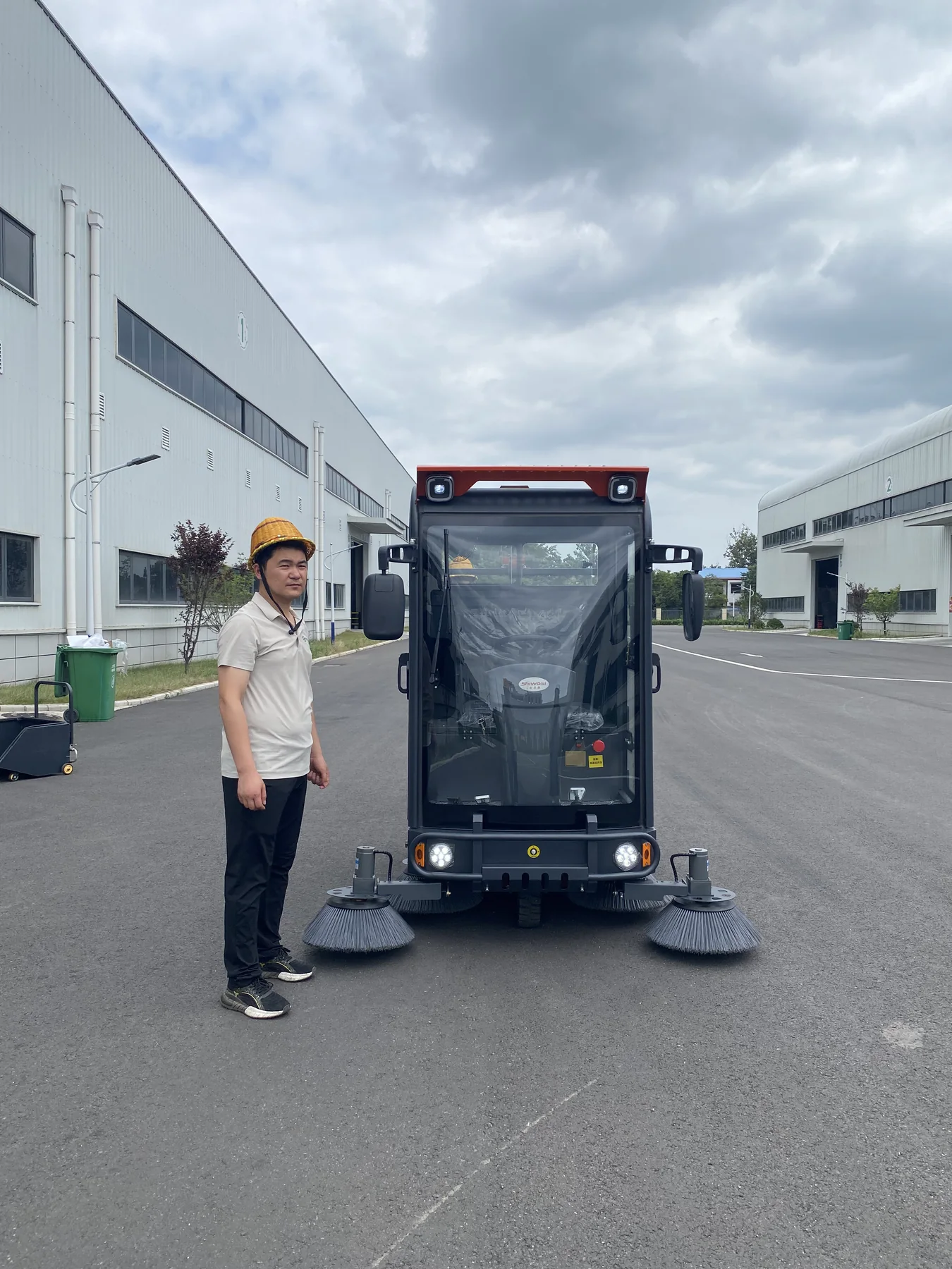 Enclosed Floor Sweeper at a Cloud Warehouse in Zhoukou(Image2)