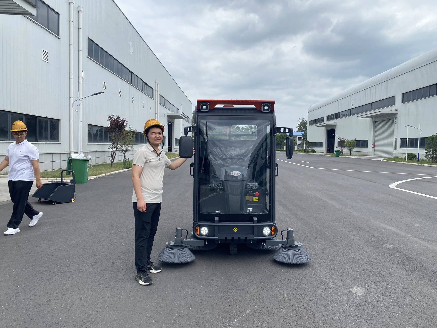 Enclosed Floor Sweeper at a Cloud Warehouse in Zhoukou