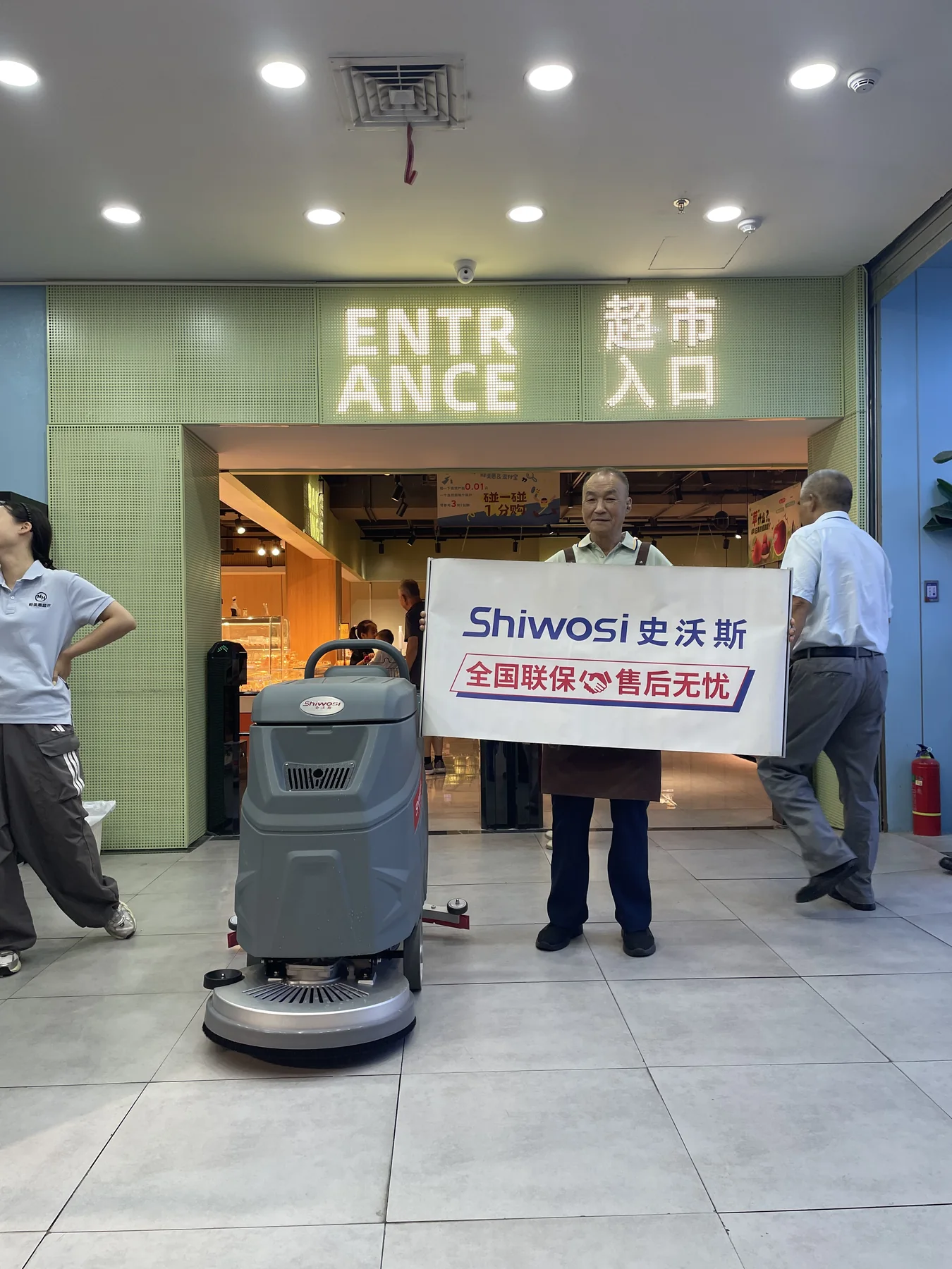 Walk-Behind Floor Scrubber at a Supermarket in Zhengzhou(Image2) Walk-Behind Floor Scrubber at a Supermarket in Zhengzhou(Image2)