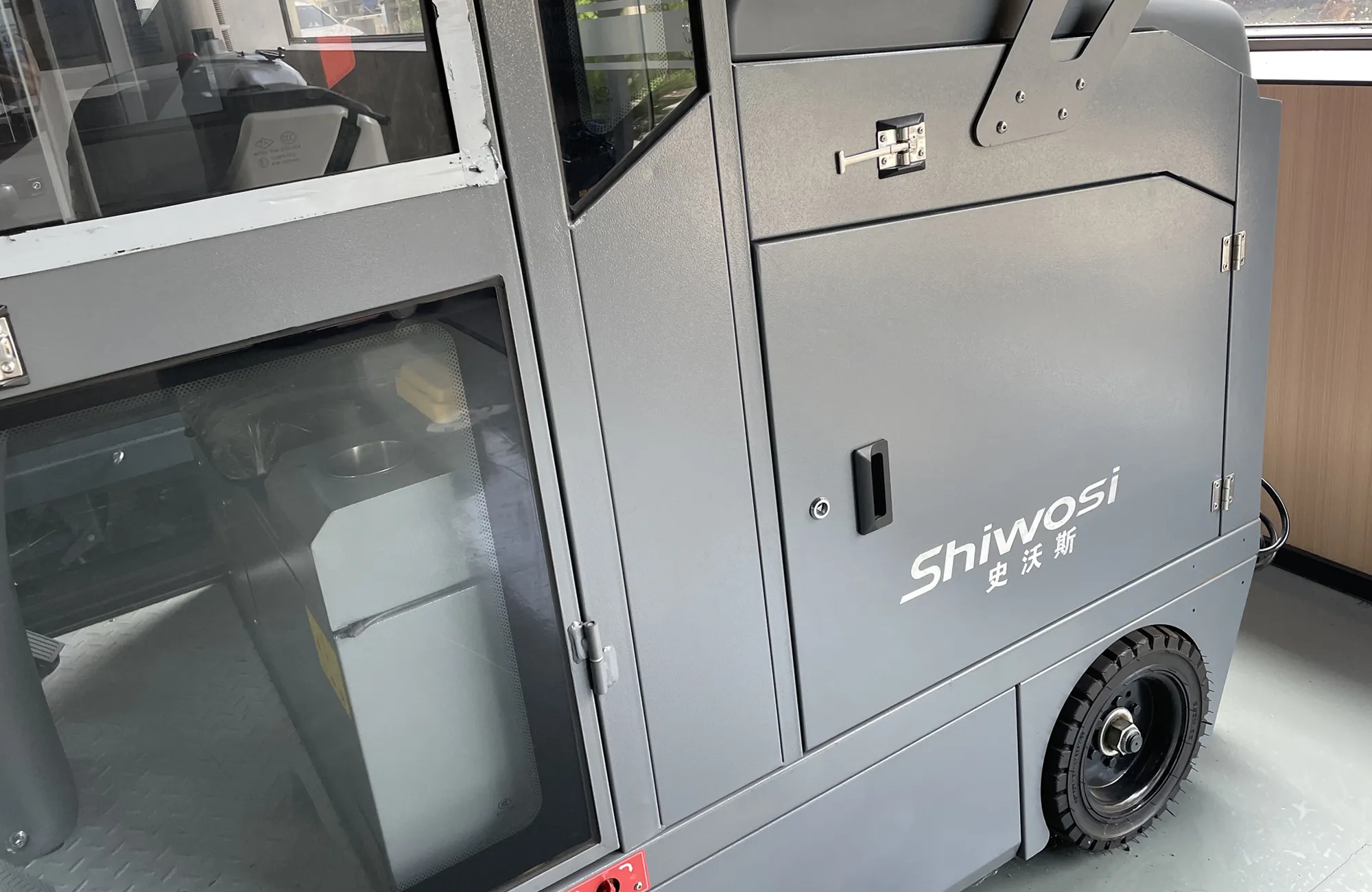 SHIWOSI S14 Enclosed Road Sweeper | 240 L Water Tank(Image5)